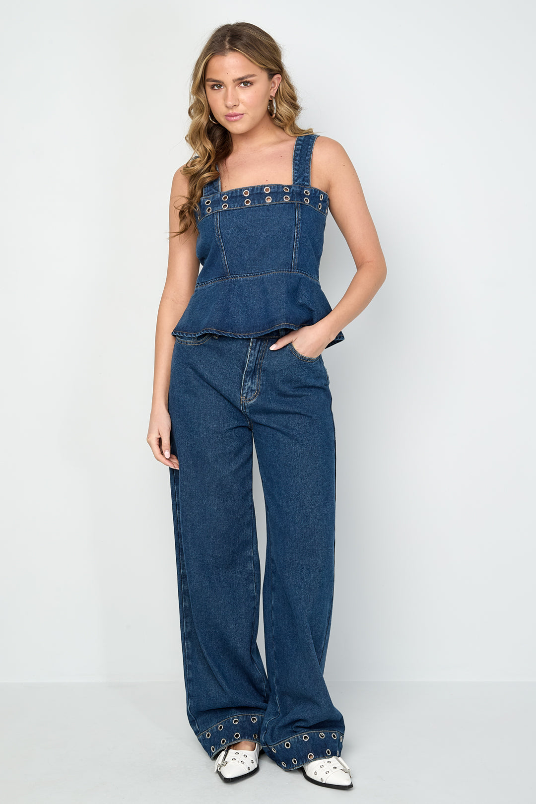 Opvallende denim top met oogjes