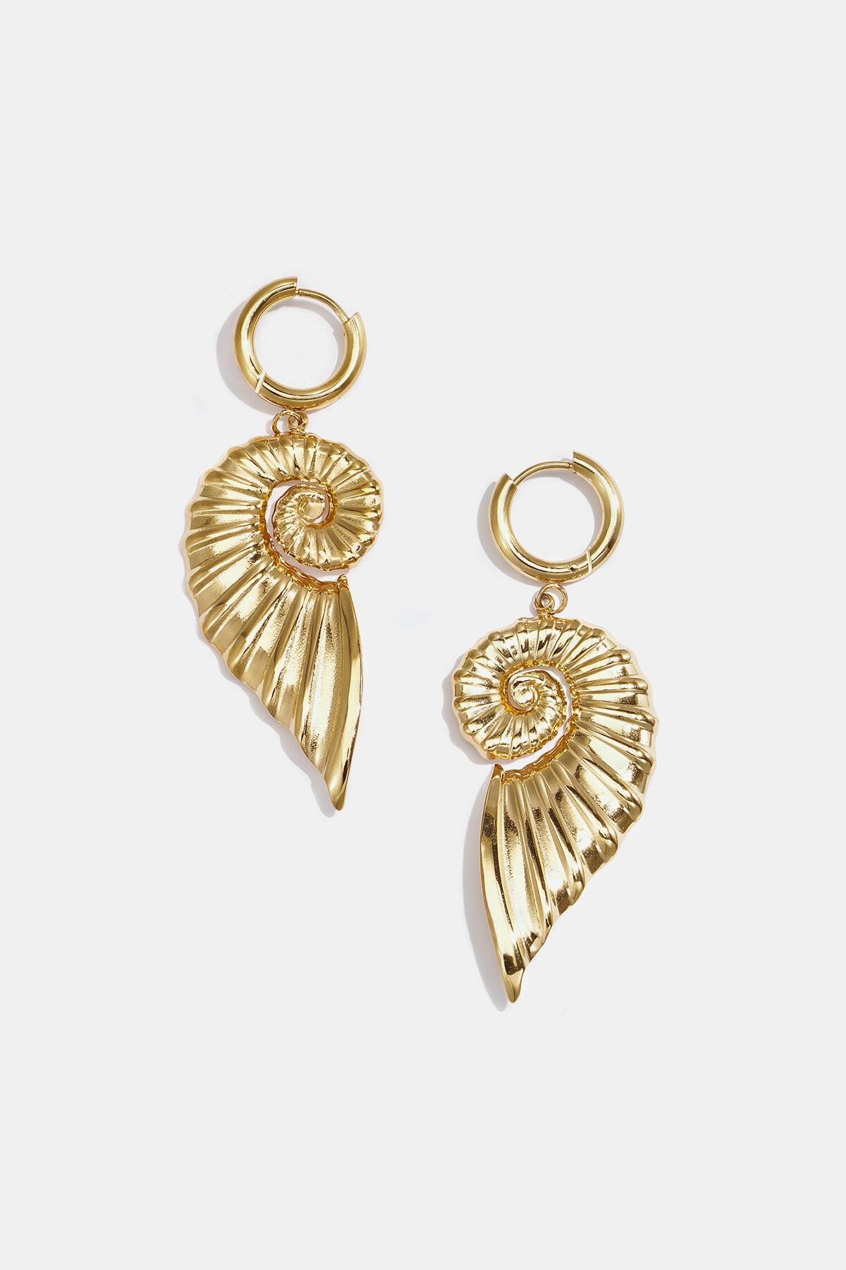Oorringetjes met grote draai schelp charm