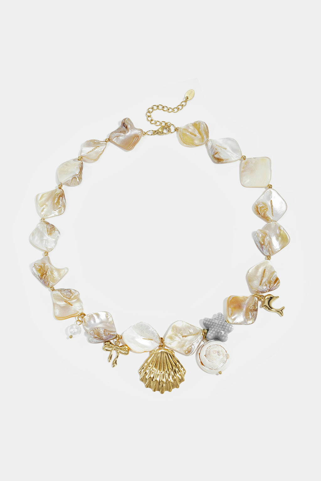 Ketting met kralen van zeeschelpen, parels en charms