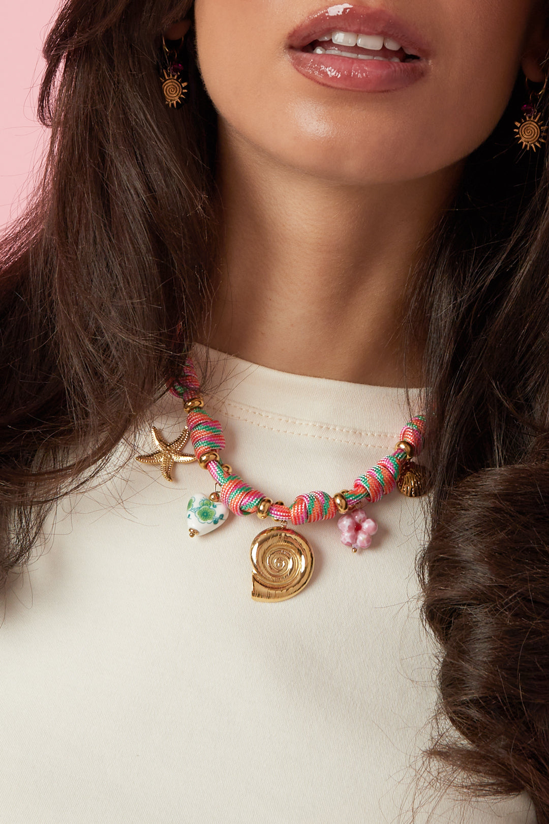 Touw ketting met knopen en schelp charms