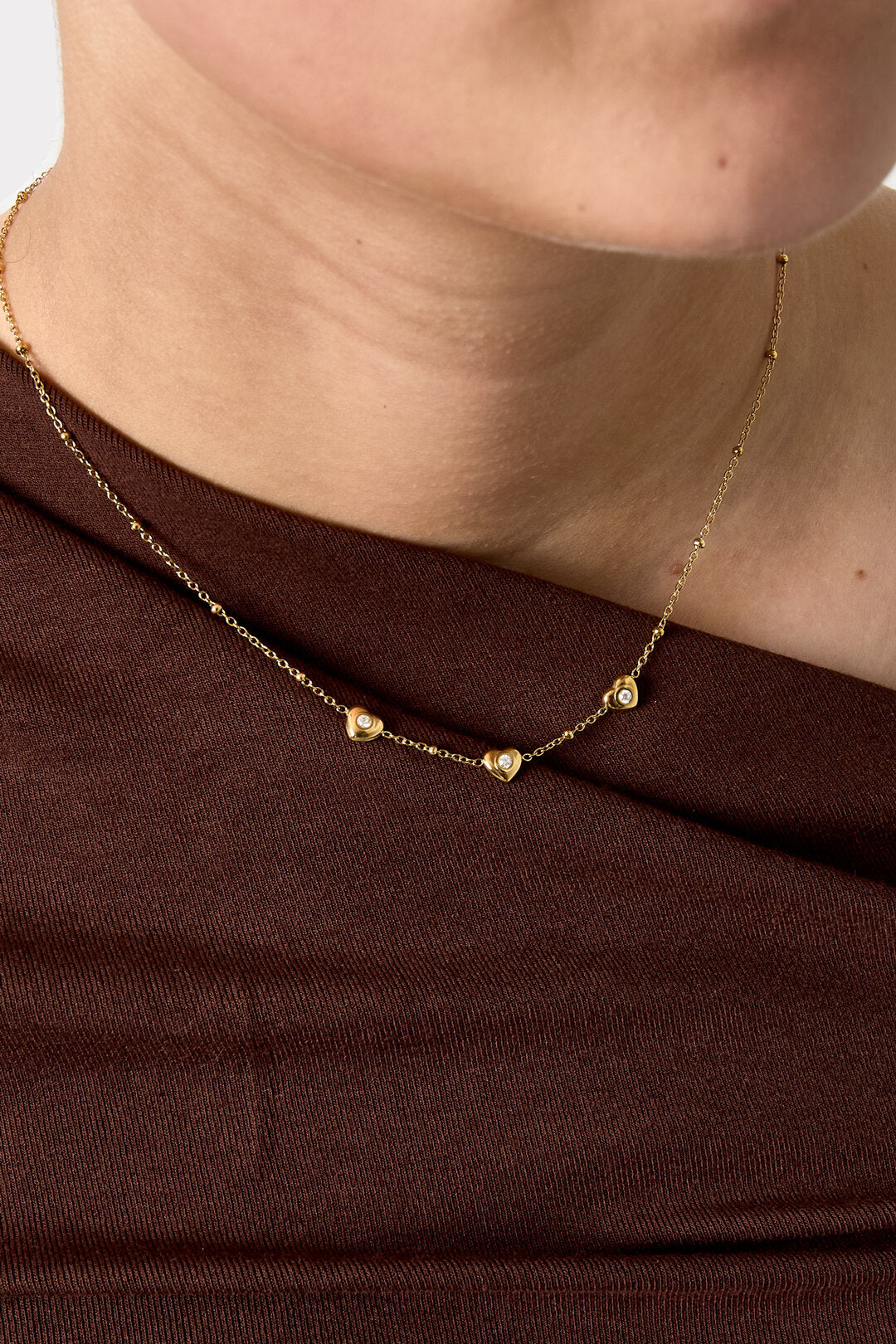 Ketting met bolletjes en hartjes met steen