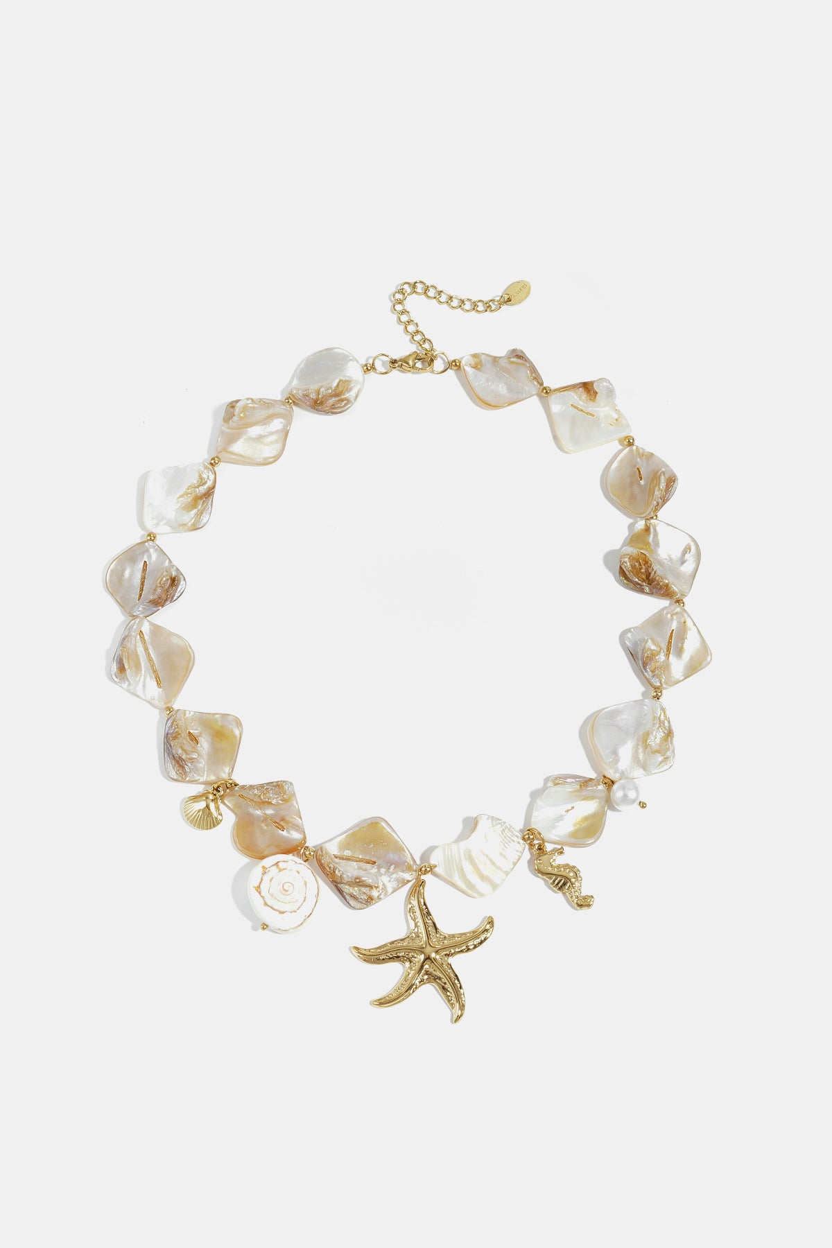 Ketting met schelpen, zee charms en goude kraaltjes
