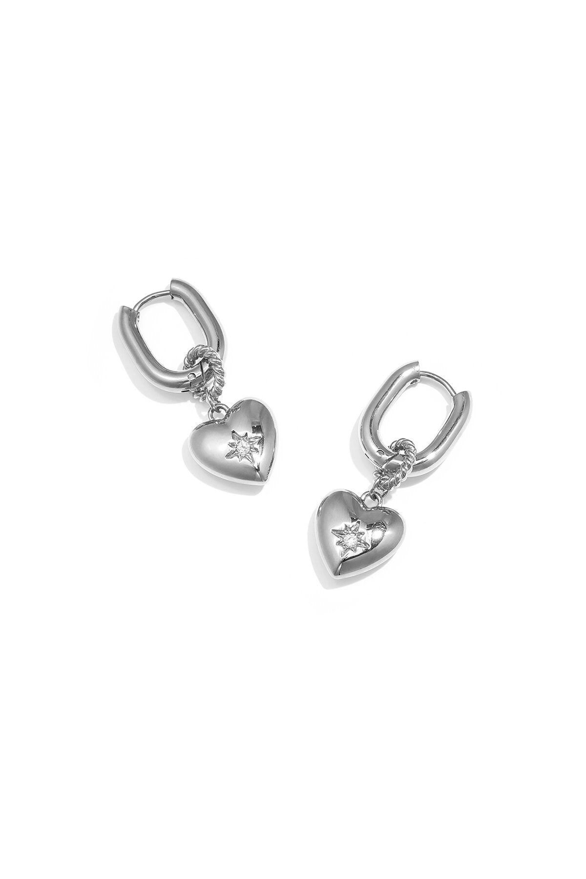 Squoval oorbellen met hart hanger en steentje