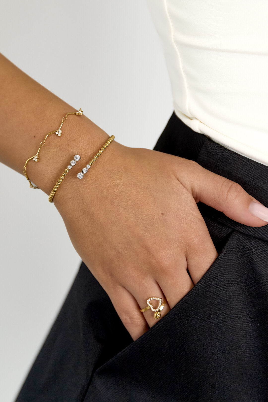 Symmetrisch gestipte bangle met gedetailleerde uiteinden