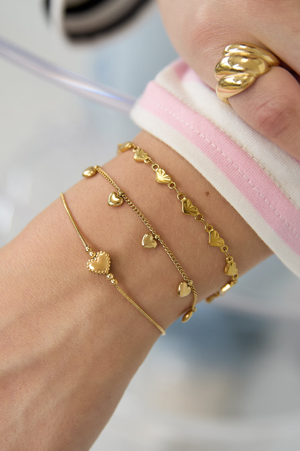 Minimalistische armband met versierd hartje
