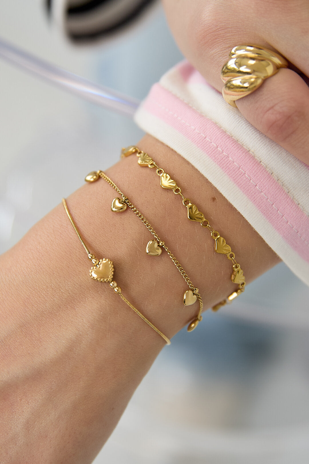 Minimalistische armband met versierd hartje