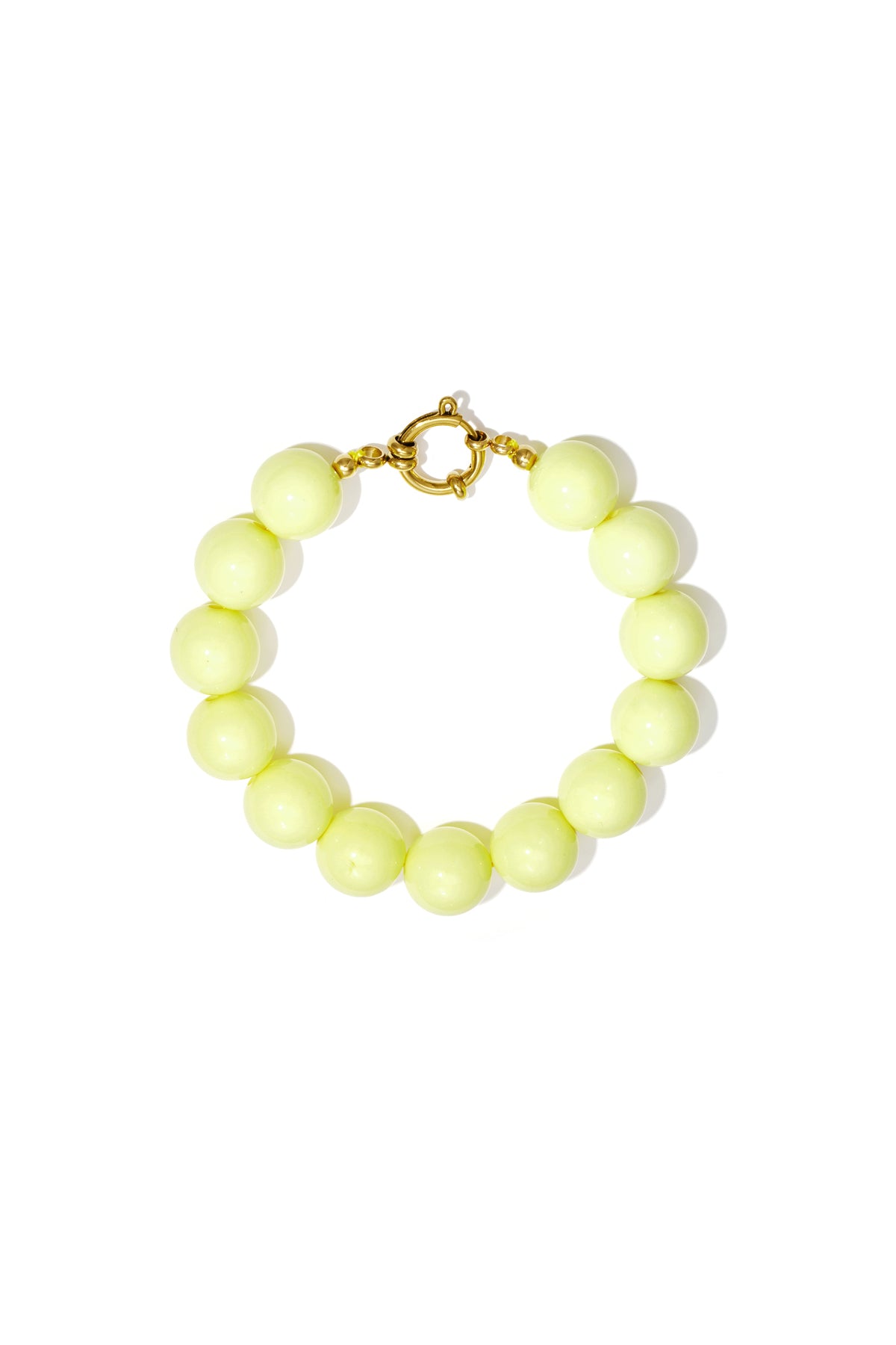 Armband met grote kralen en sluiting aan de voorkant.