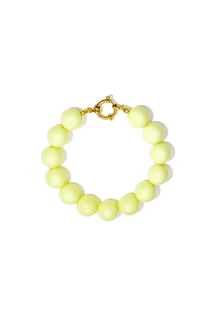 Armband met grote kralen en sluiting aan de voorkant.