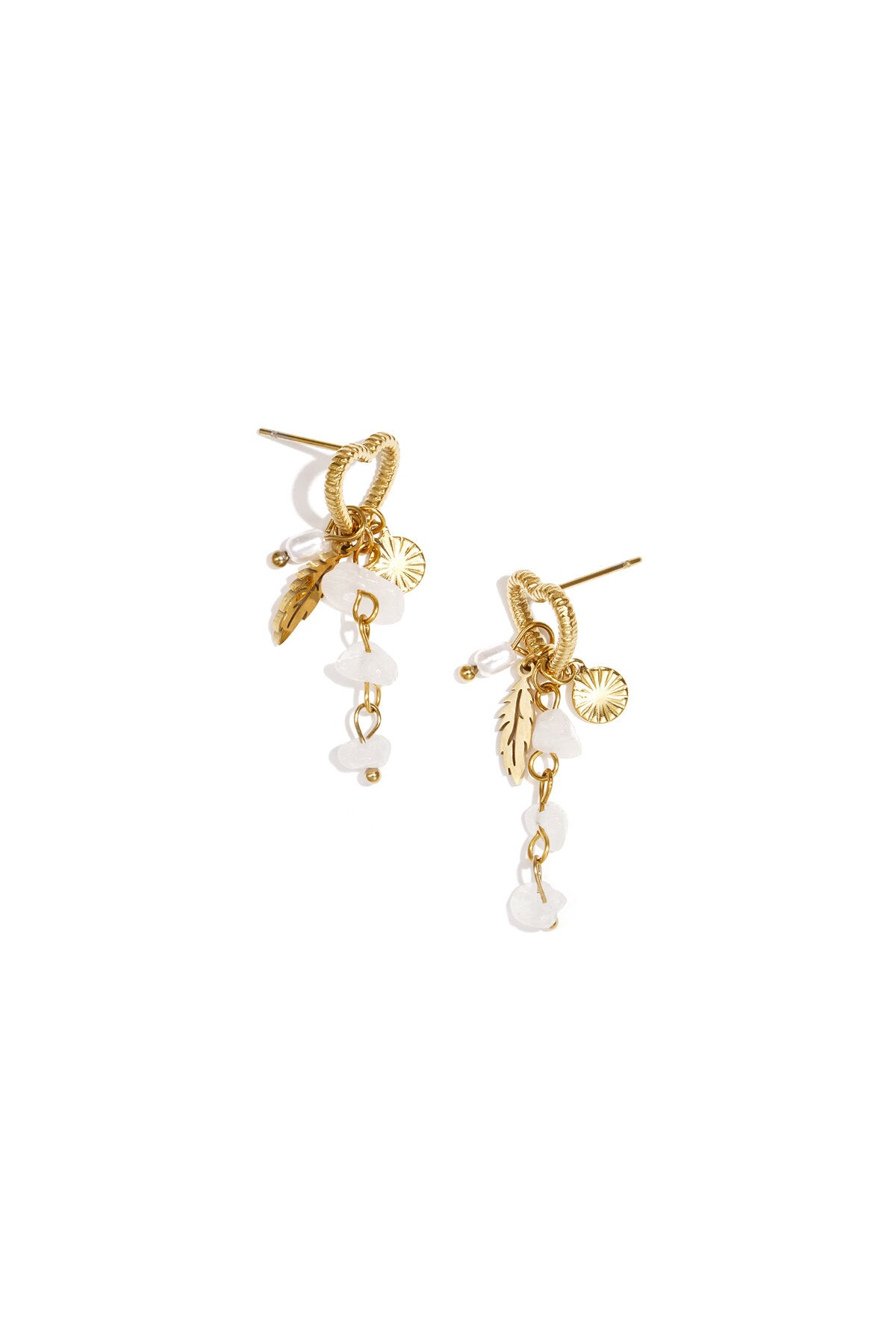 Harten oorbellen met parel hanger, witte steentjes en veer