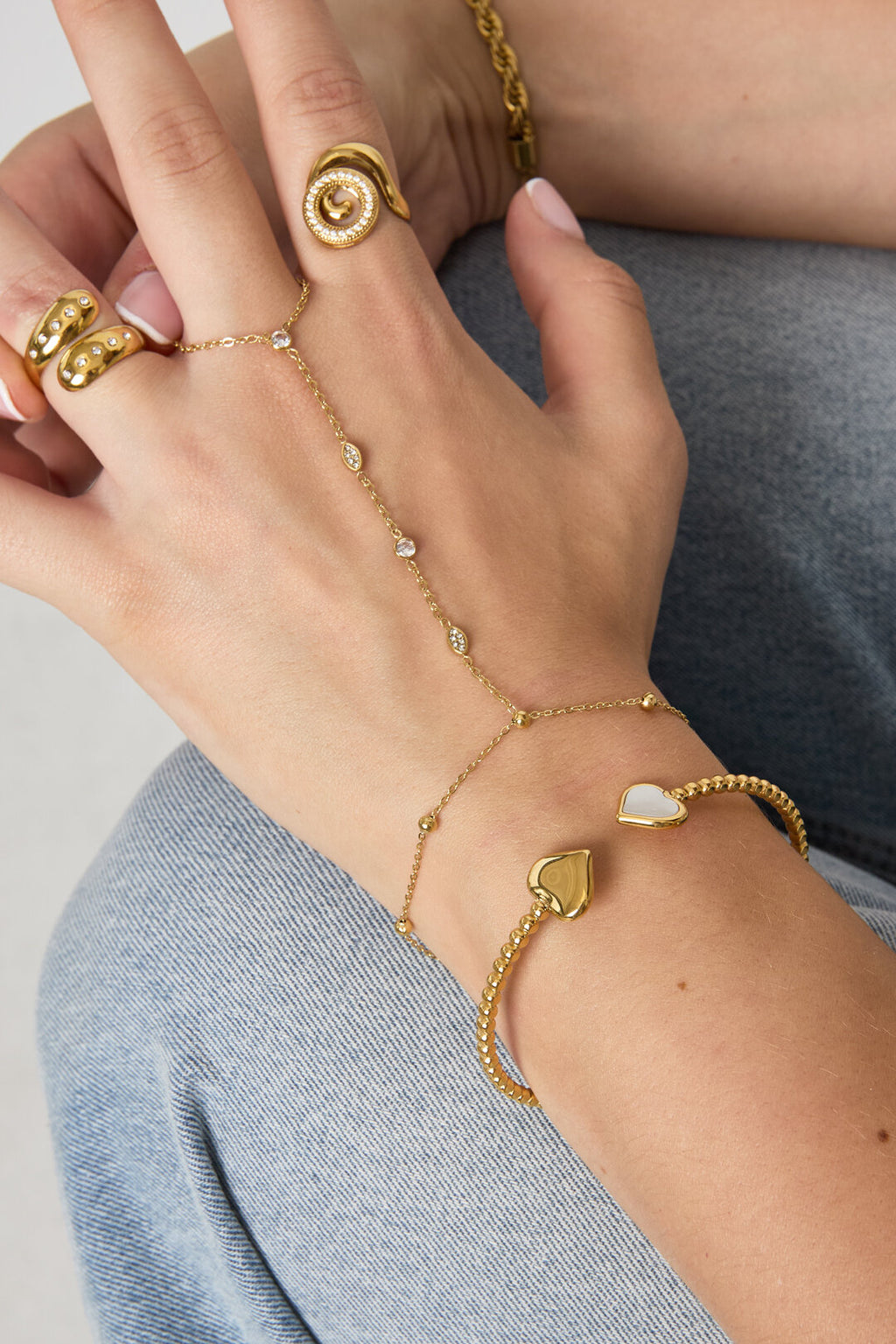 Symmetrisch gestipte bangle met gedetailleerde uiteinden