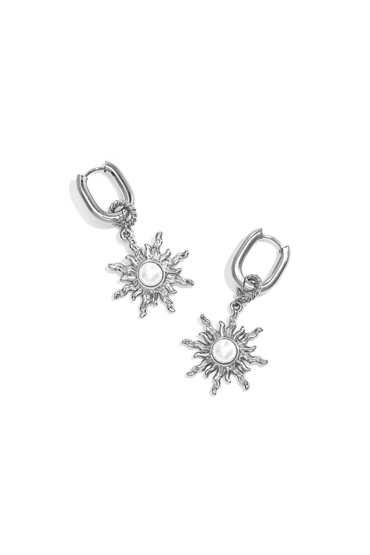 Squoval oorbellen met boho zon charm