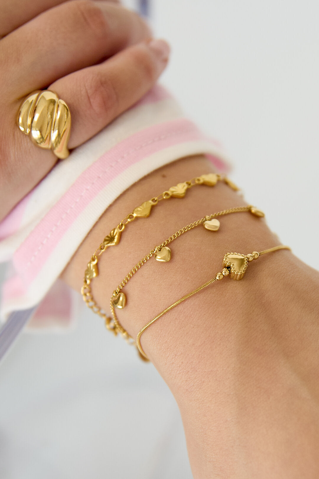 Armband met kleine hangende hartjes