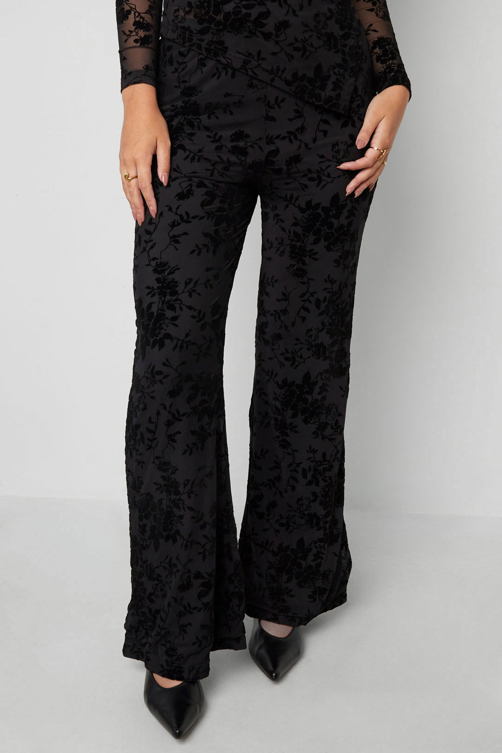 Mesh broek met suède bloemenprint – designed to match