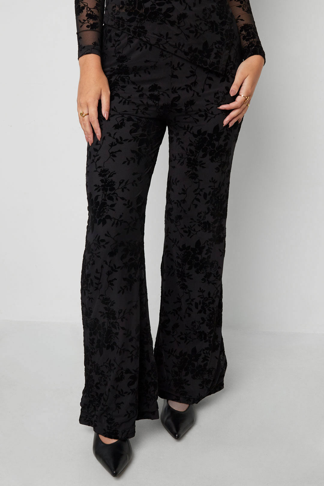 Mesh broek met suède bloemenprint – designed to match