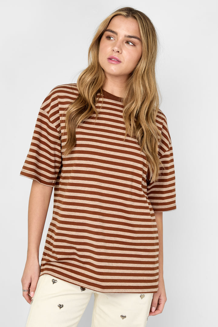 Het kleurrijke gestreepte T-shirt