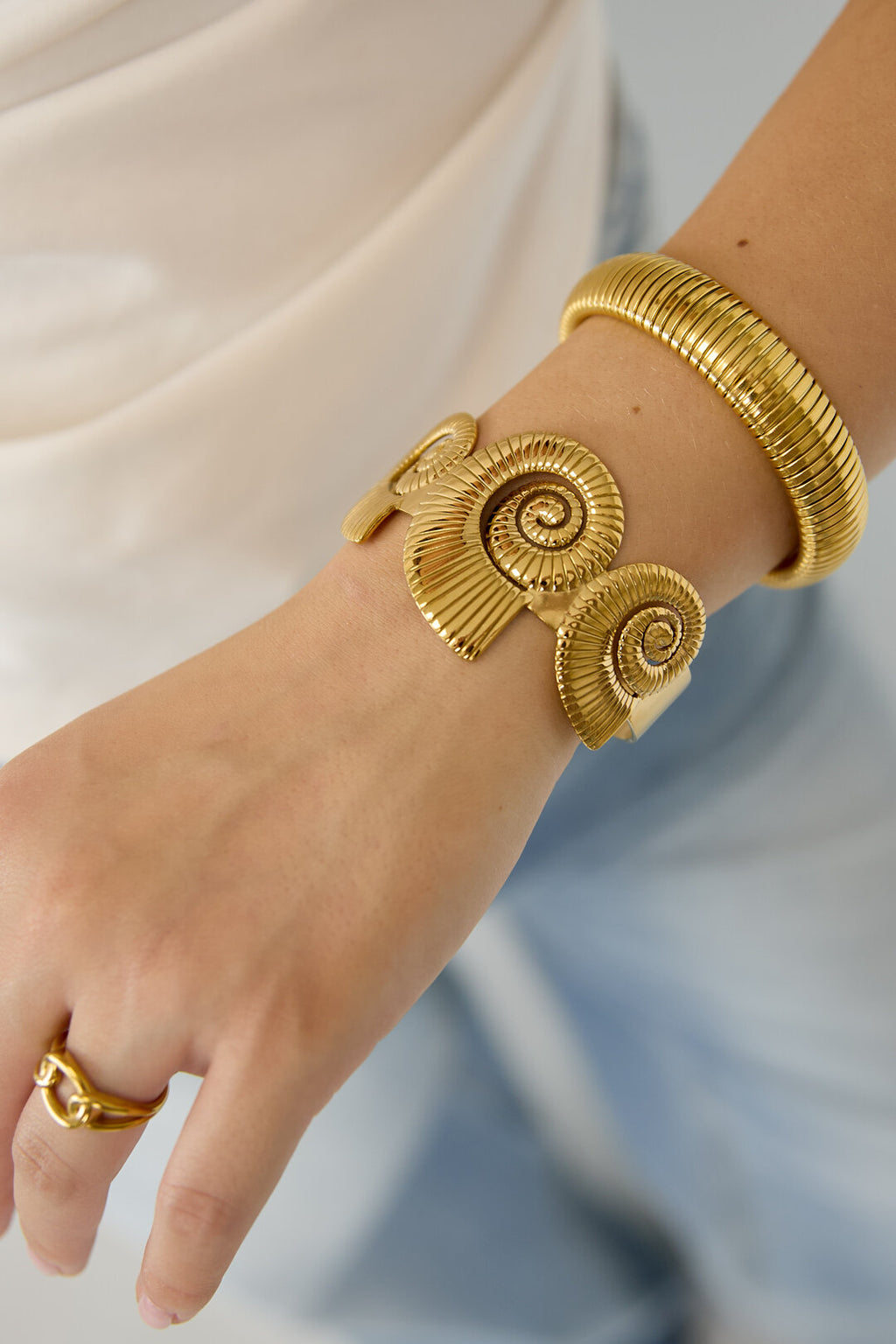 Manchet statement armband met spiraalschelpen