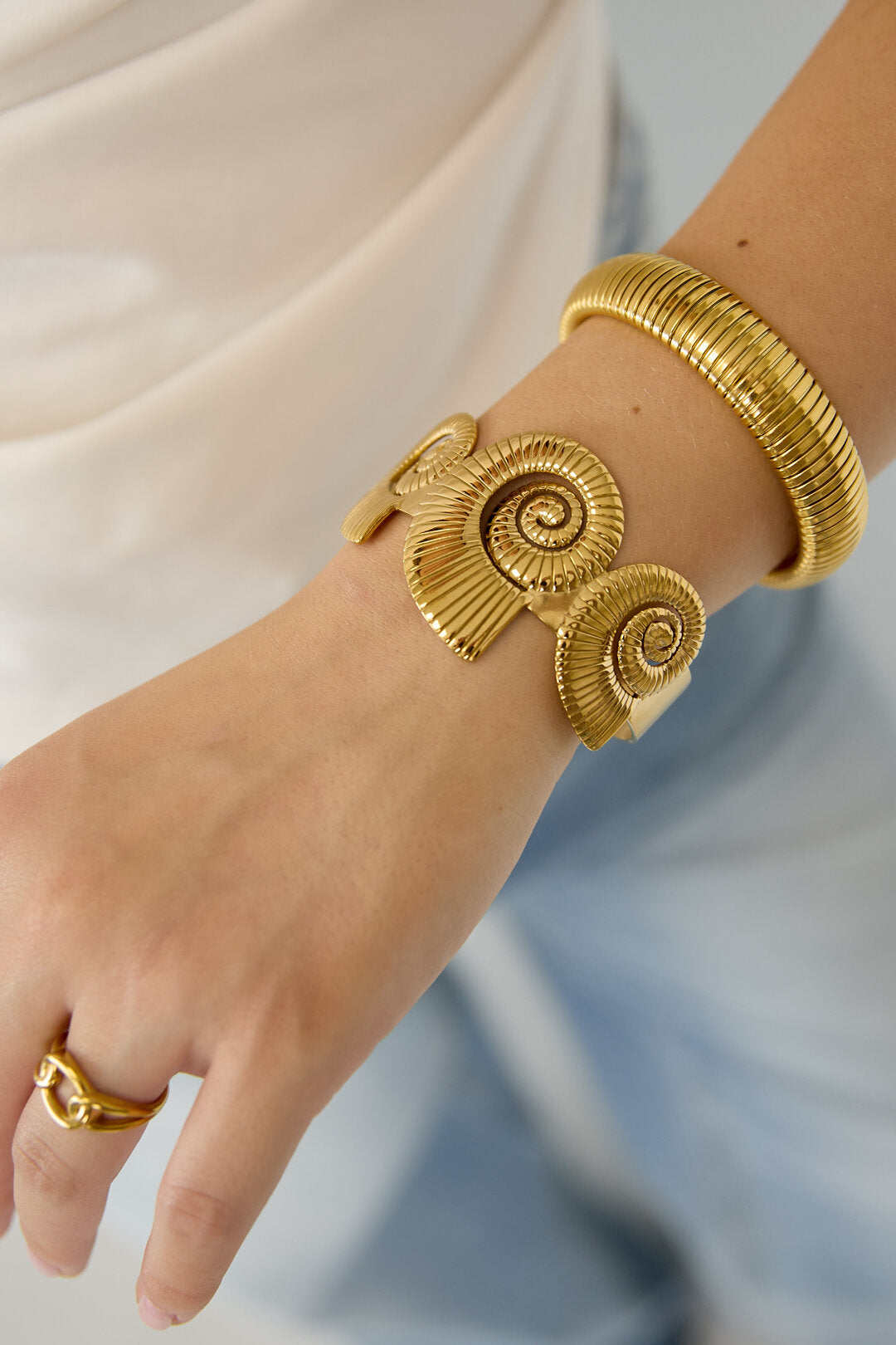 Manchet statement armband met spiraalschelpen