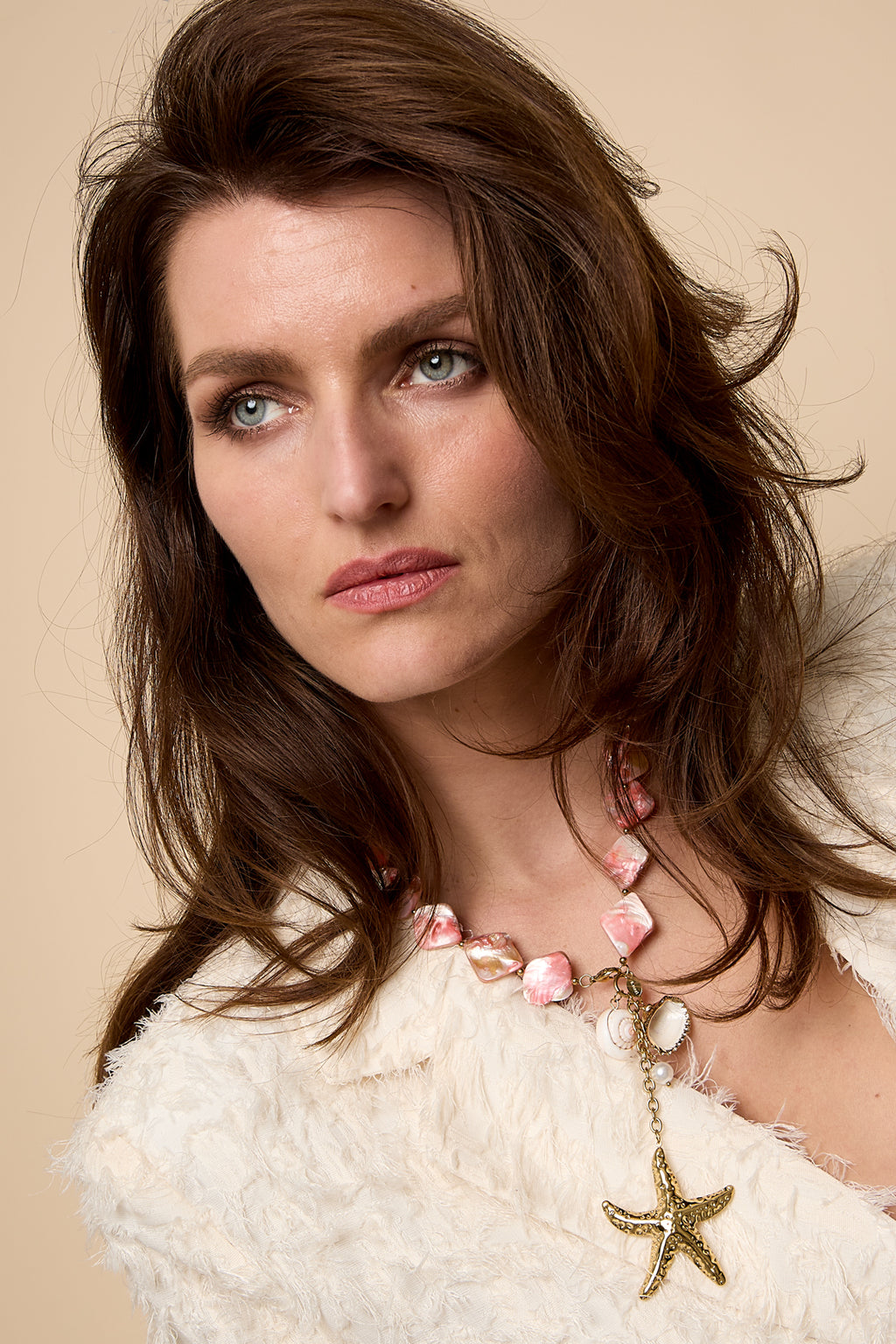 Ketting met kralen van zeeschelpen, charms en hangende zeester