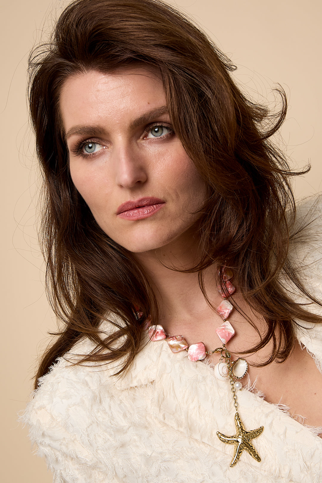 Ketting met kralen van zeeschelpen, charms en hangende zeester
