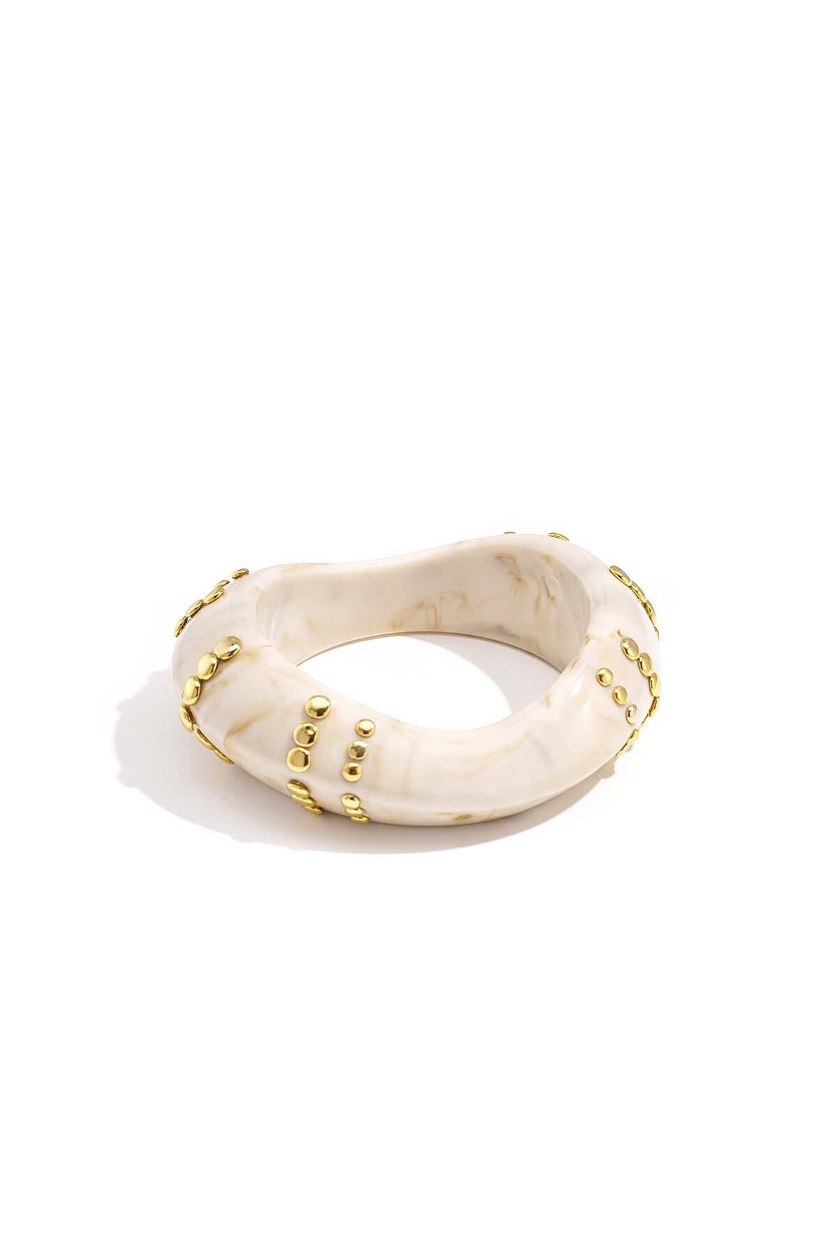 Hars bangle armband met studs in strepen patroon