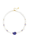 Ketting met stenen kralen, witte kralen met blauwe bloemetjes en statement schelp