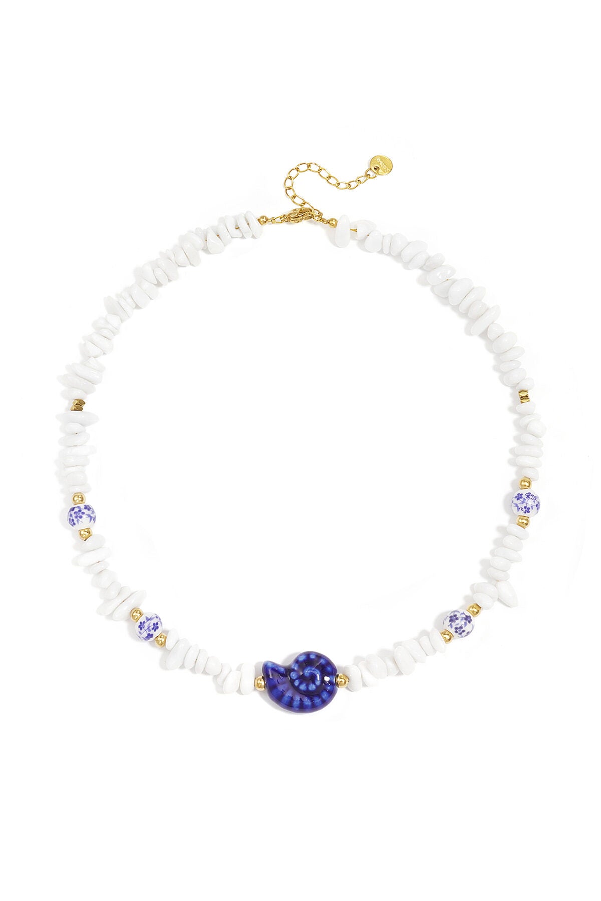 Ketting met stenen kralen, witte kralen met blauwe bloemetjes en statement schelp