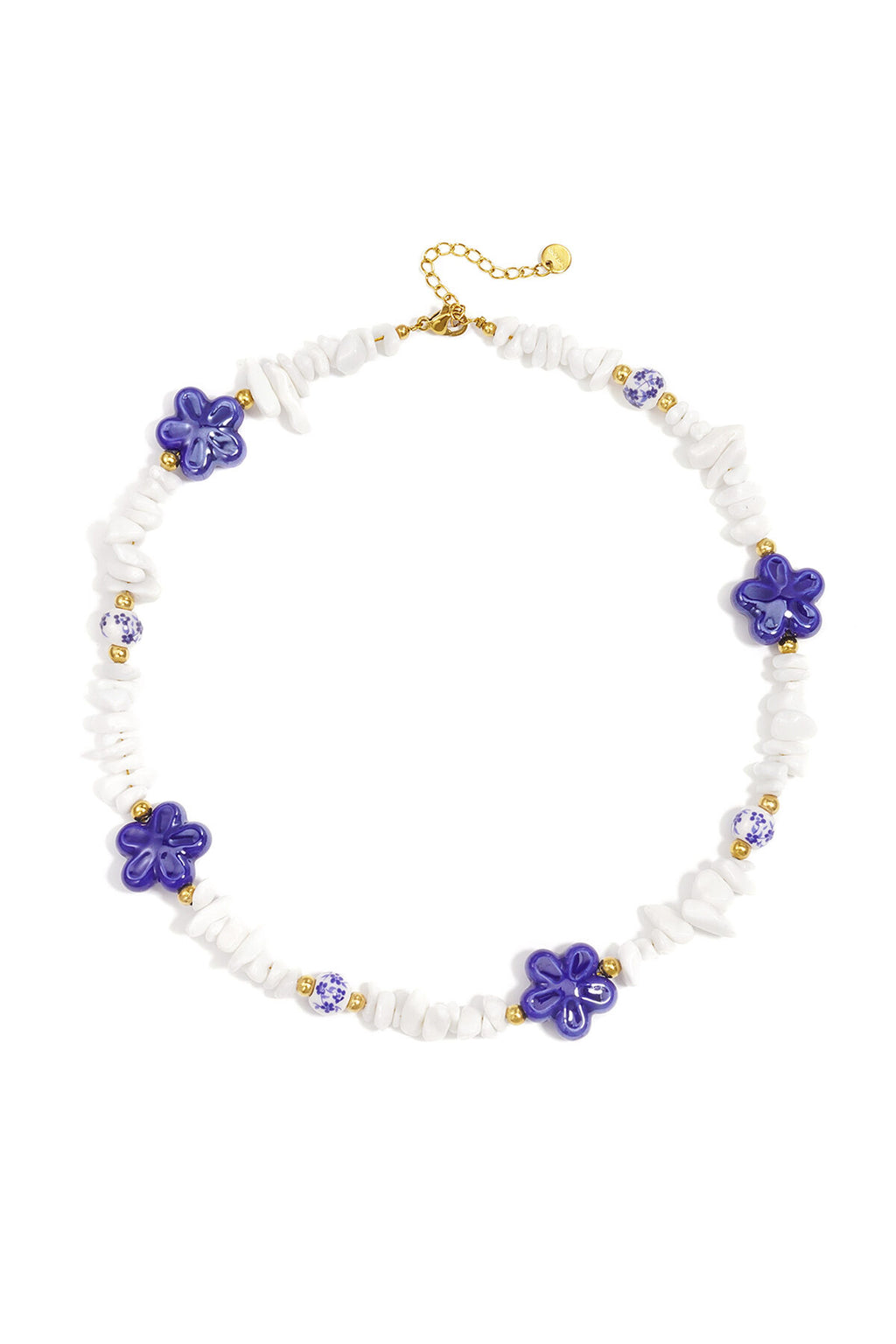 Ketting met stenen kralen, witte kralen met blauwe bloemetjes en statement bloemen