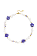 Ketting met stenen kralen, witte kralen met blauwe bloemetjes en statement bloemen