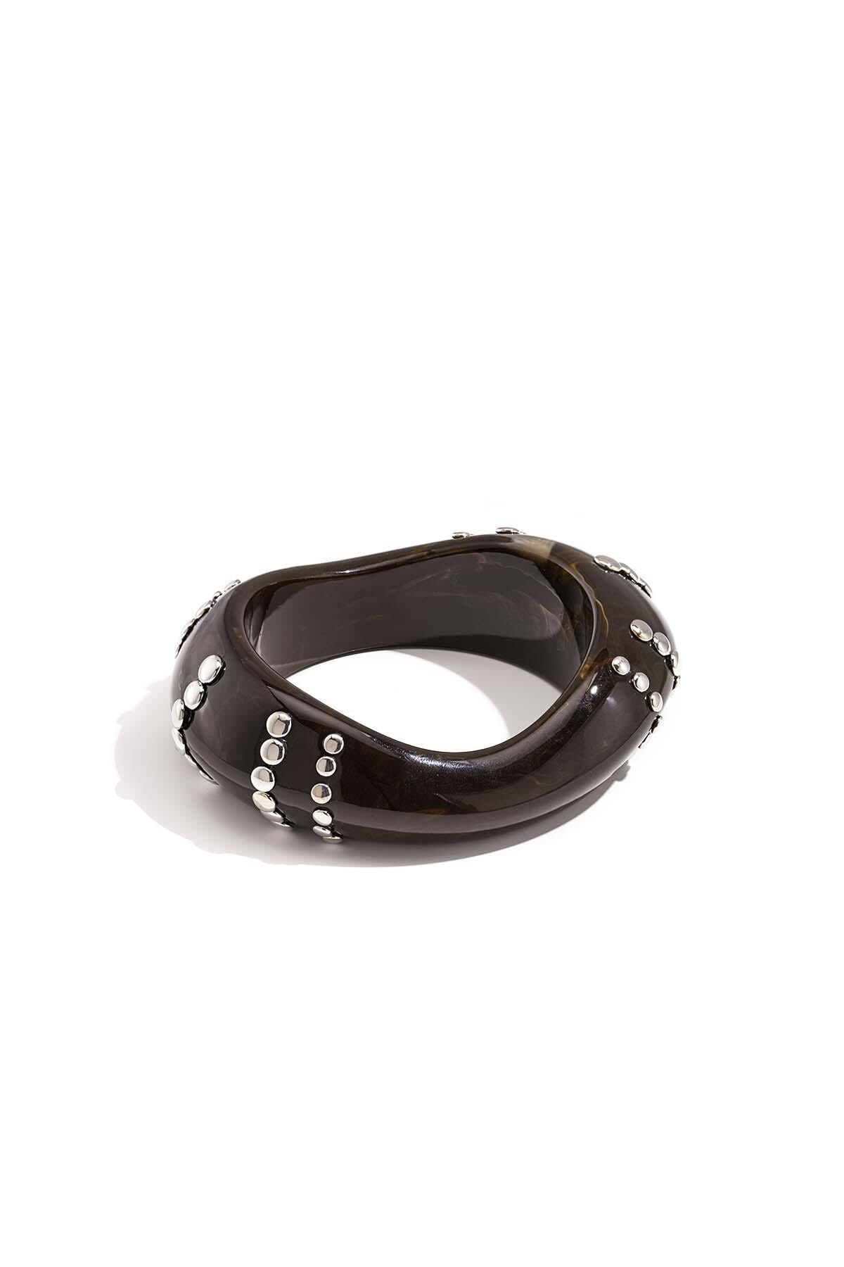 Hars bangle armband met studs in strepen patroon