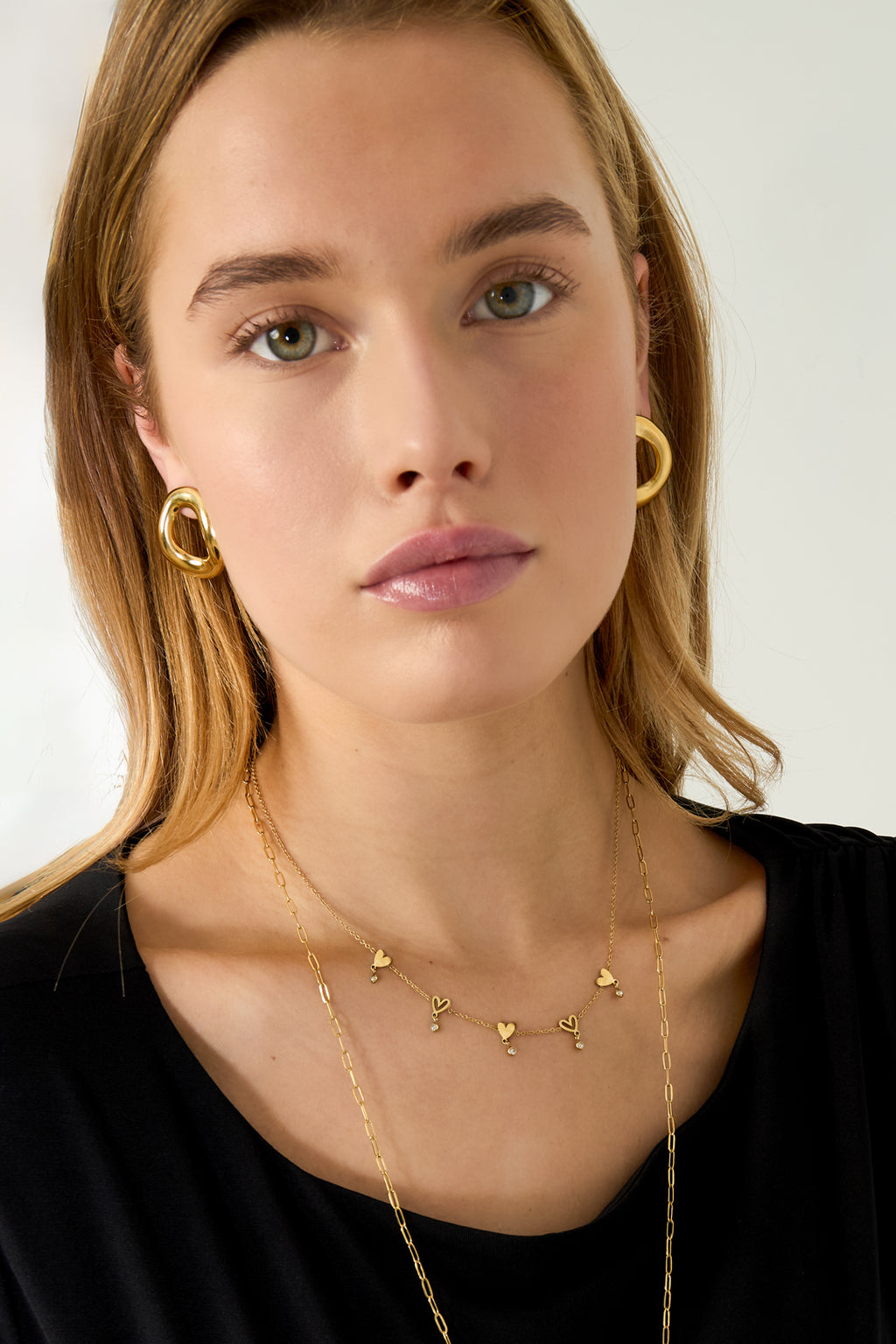 Ketting met wisselende hartjes en hangende steentjes