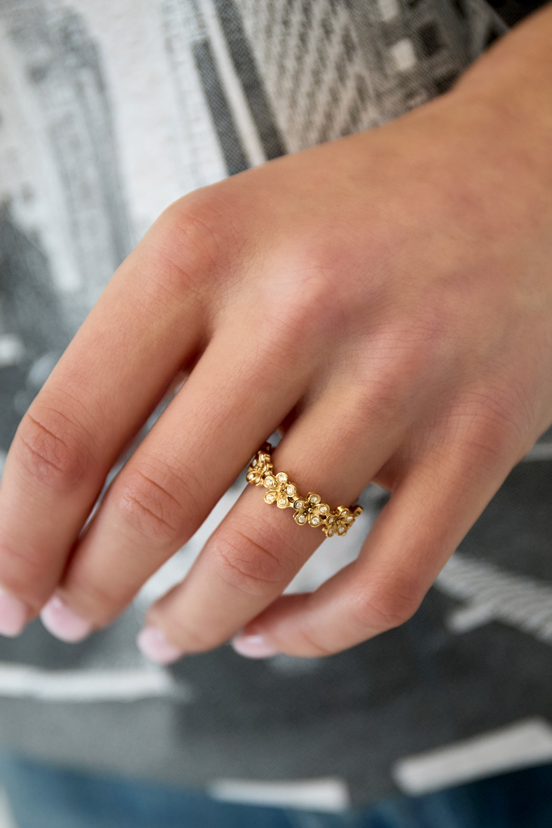 Ring madeliefjes belegd met steentjes