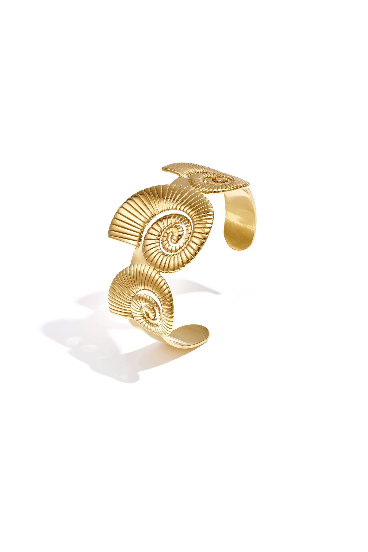Manchet statement armband met spiraalschelpen