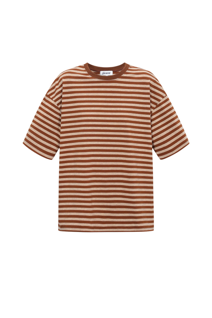 Het kleurrijke gestreepte T-shirt