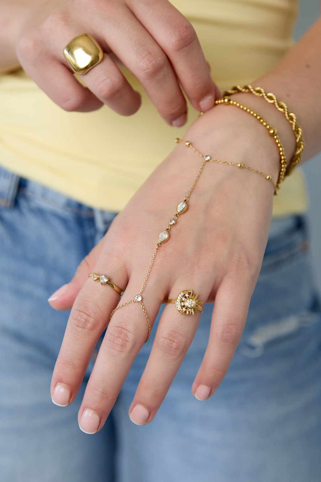 Handchain met druppelvormige statement stenen