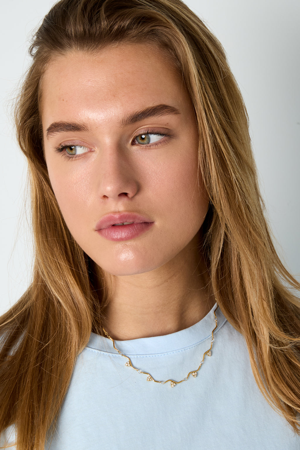 Ketting met zigzag patroon en steentjes