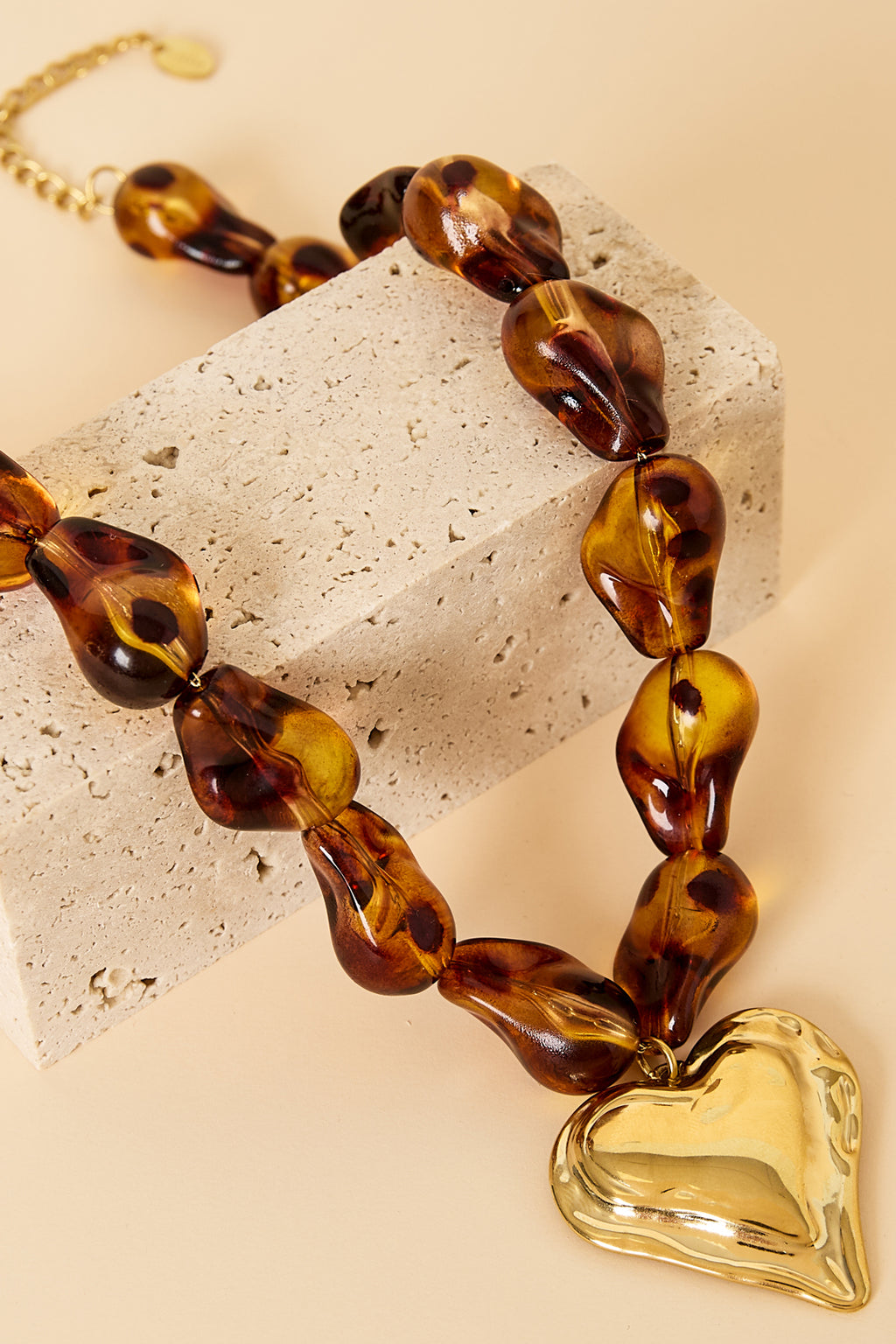 Kralenketting met natuurlijke vorm kralen en hangend hart
