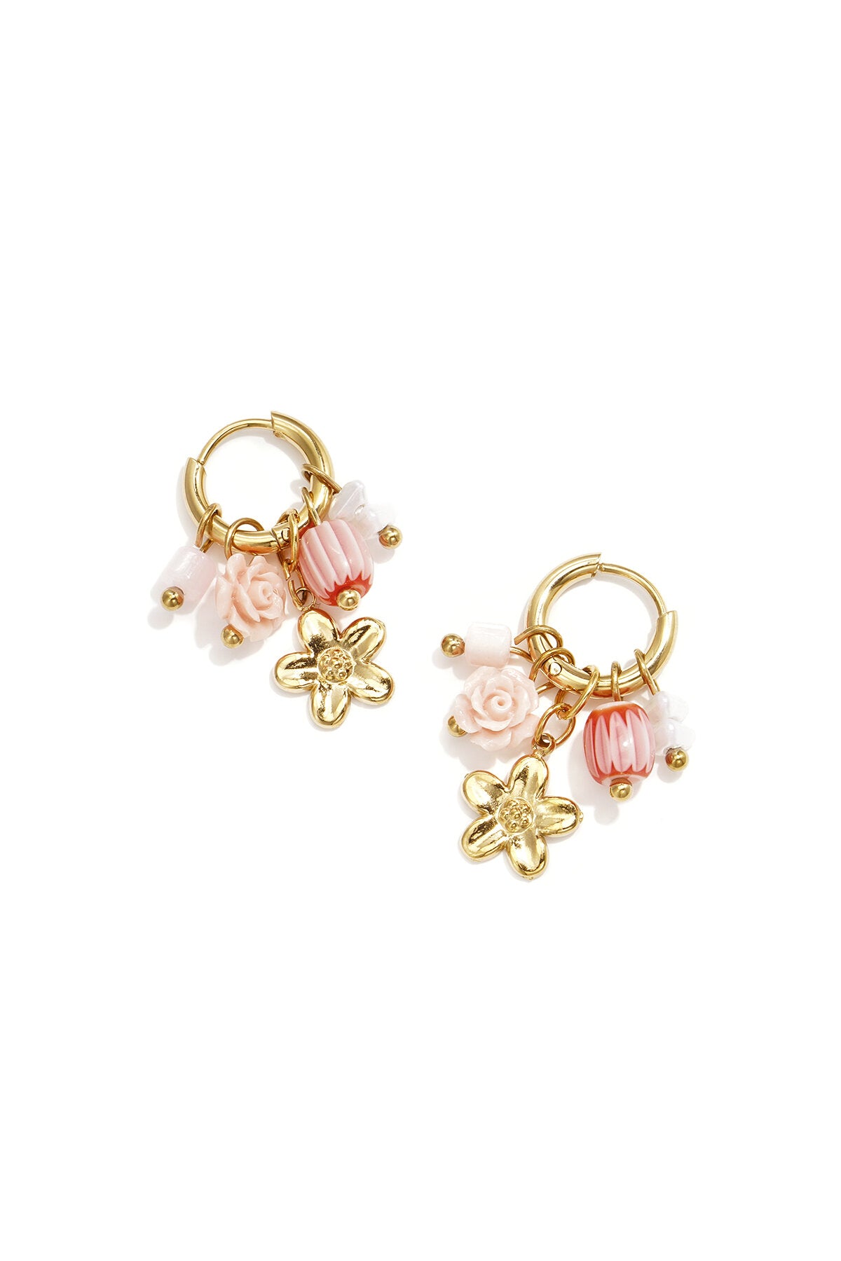 Oorringetjes met bloem, kralen en roos hanger