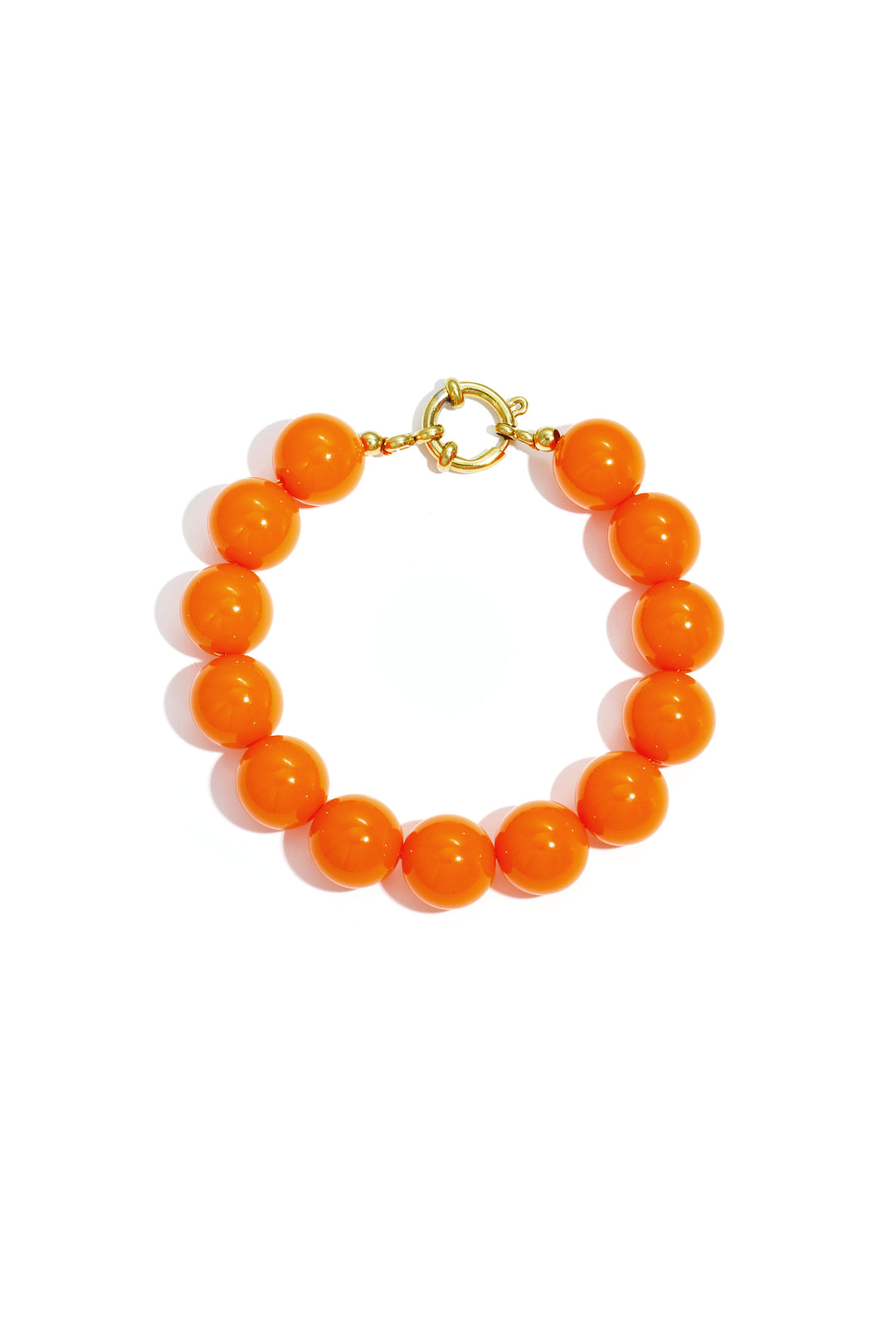 Armband met grote kralen en sluiting aan de voorkant.