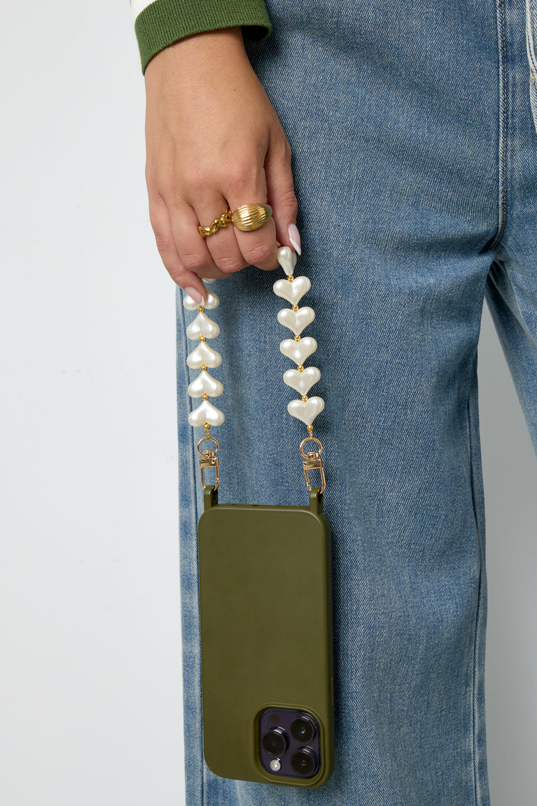 Trendy telefoonkoord met parelhartjes