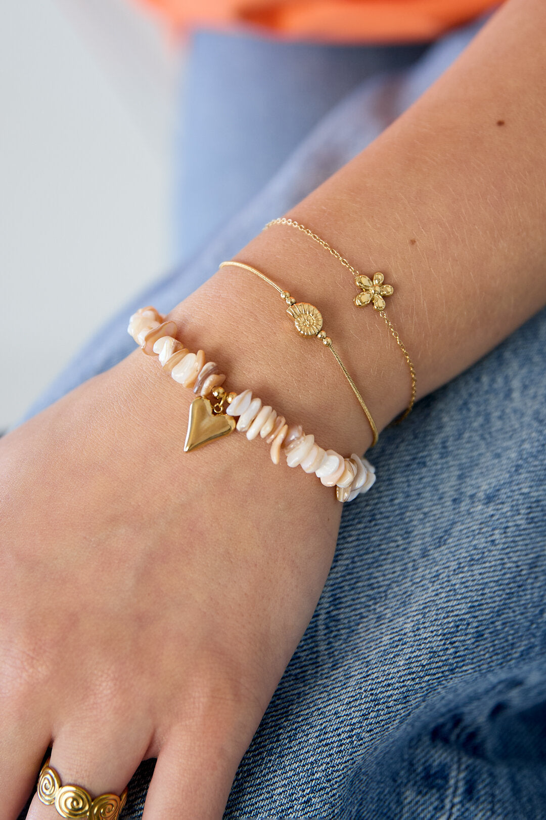 Minimalistische armband met spiraalschelp