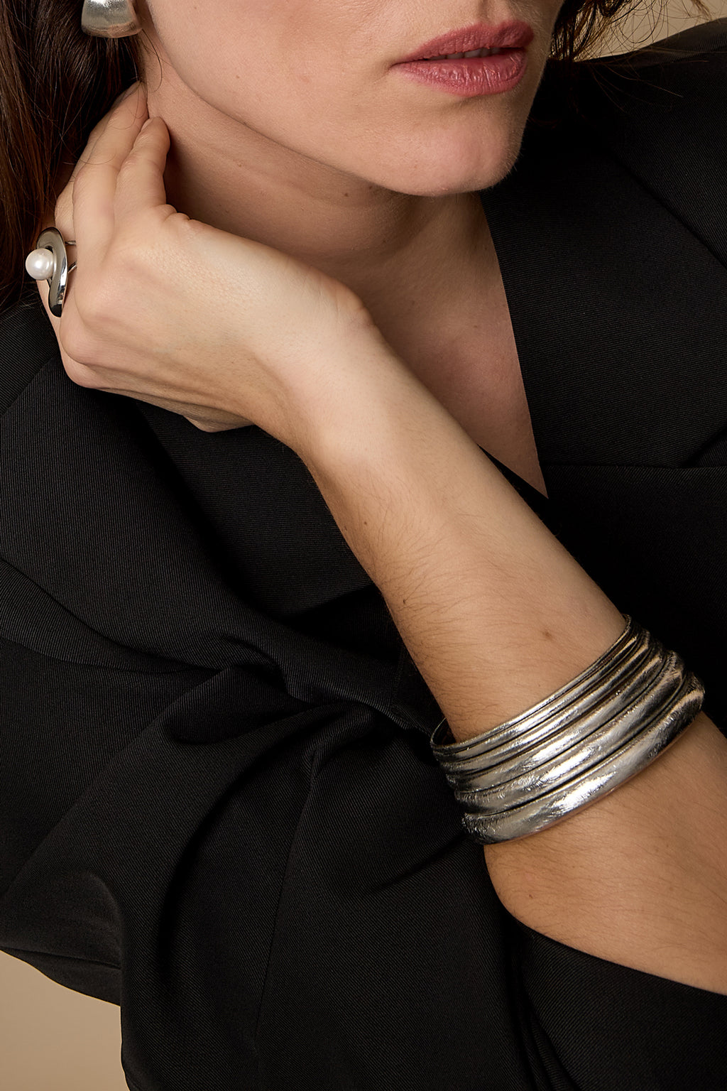 Bangle met brushed effect - 8 mm
