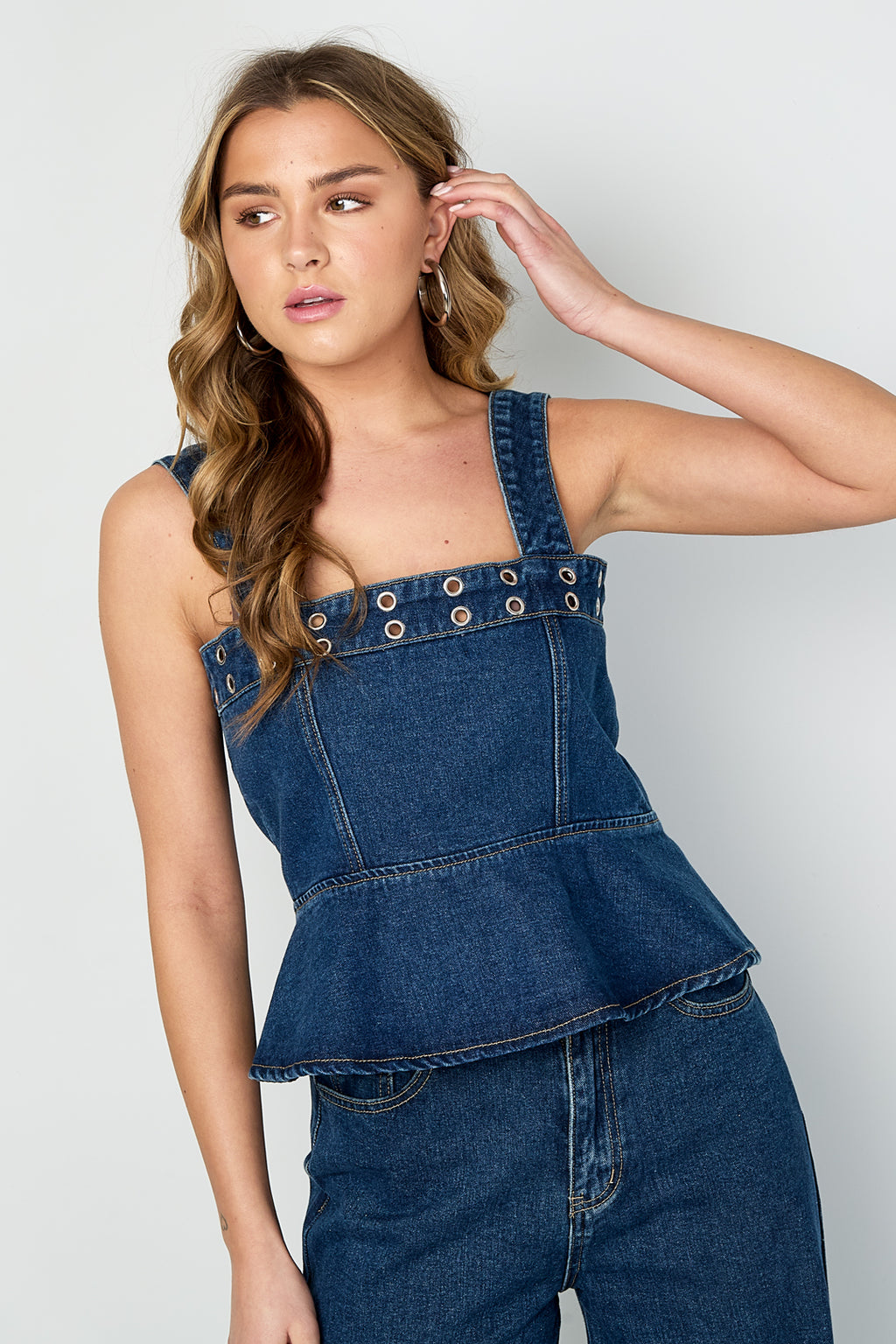 Opvallende denim top met oogjes